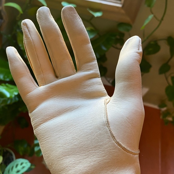 SOLD 🚫 Vintage 1970s Deer Skin Gloves | Gorgeous! | Ladies 7 - Picture 5 of 10